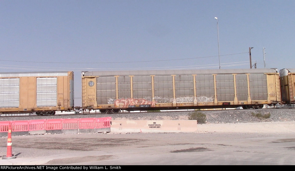 WB Manifest Frt at Arden Yard W-MdTrnSlv -126